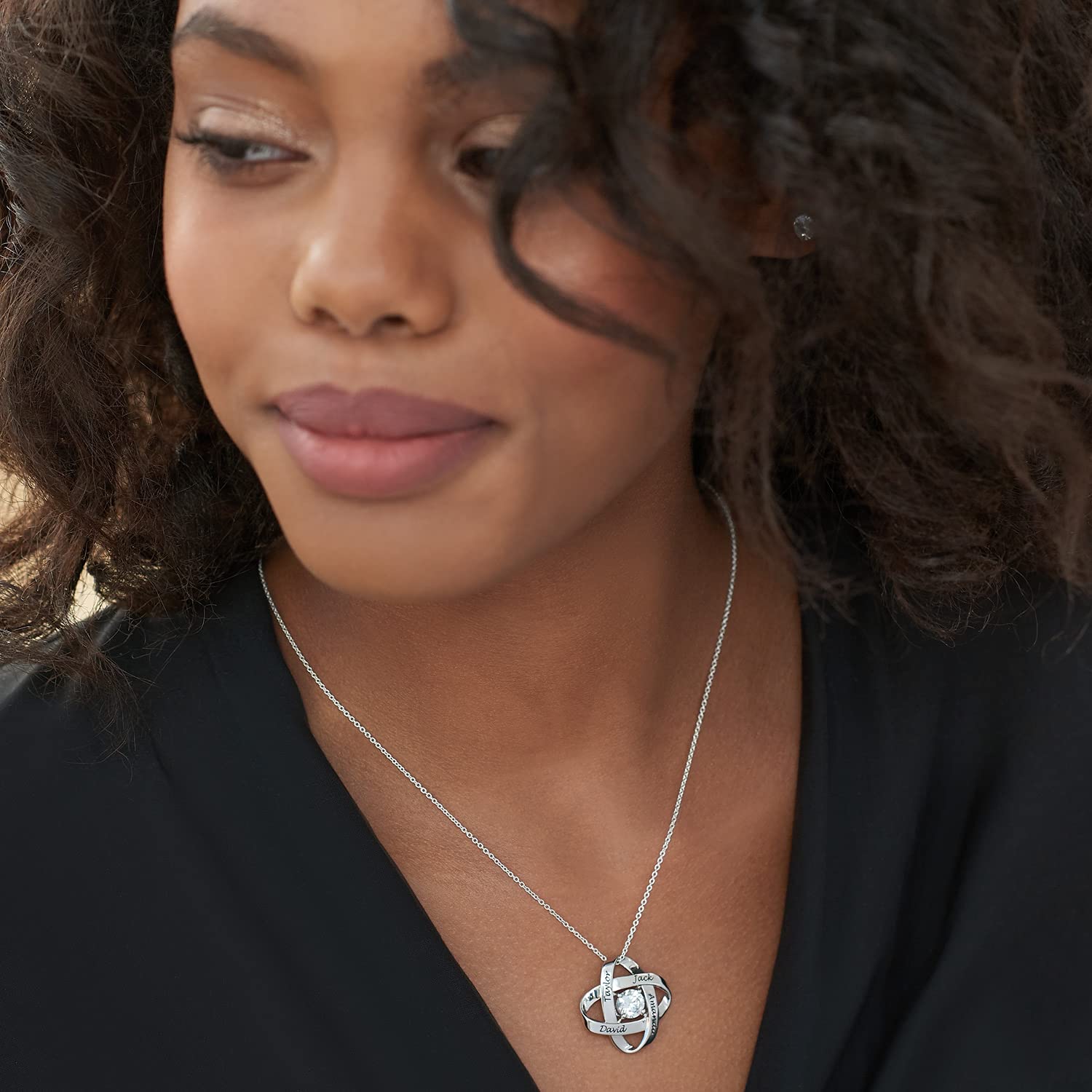MyNameNecklace MYKA – Collier Éternel Gravé avec Zircone Cubique – Nom de Charme Pendentif - Personnalisé Bijoux Cadeau Pour Femme, Elle - Cadeau De Maman - Cadeau De Noël, Fête des mères