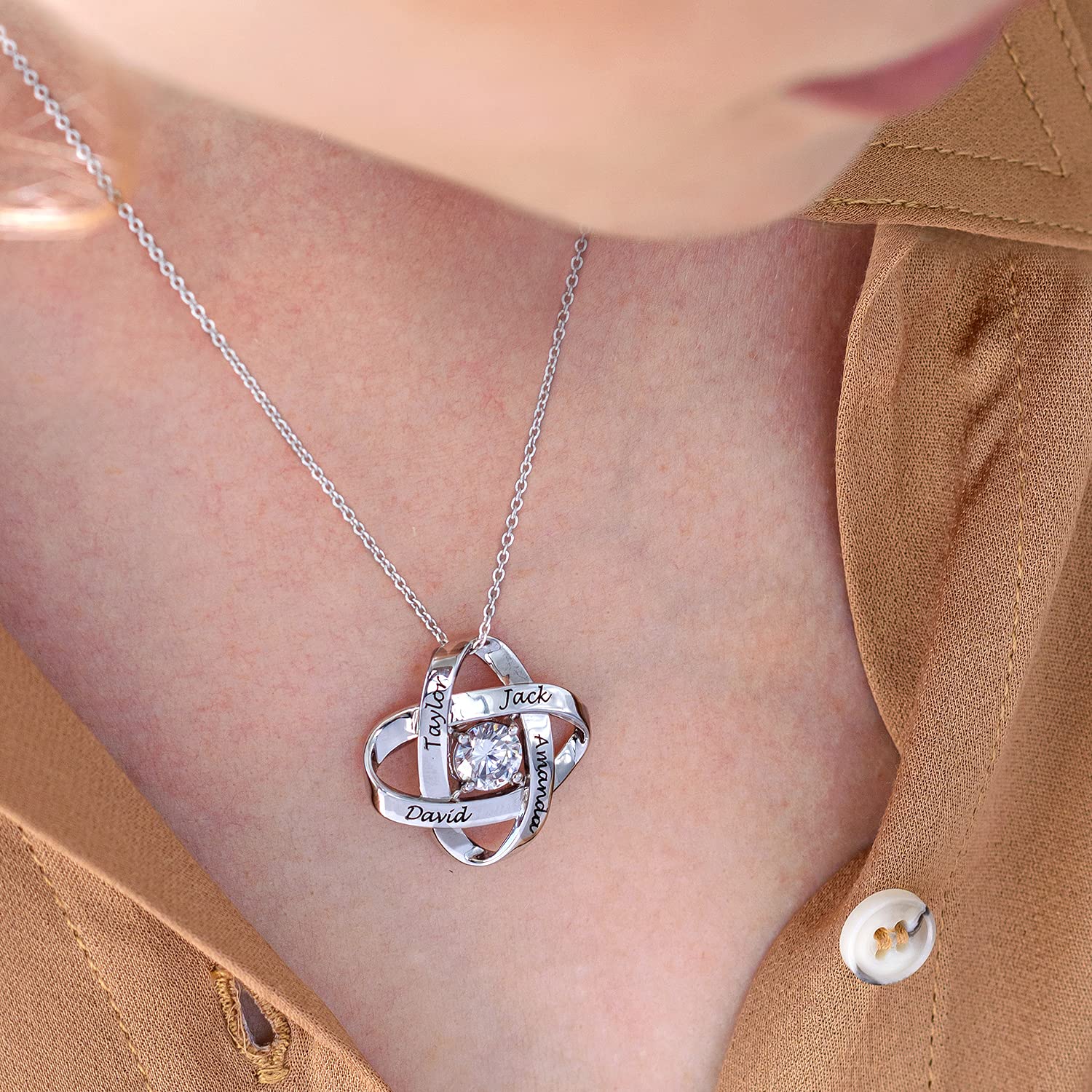 MyNameNecklace MYKA – Collier Éternel Gravé avec Zircone Cubique – Nom de Charme Pendentif - Personnalisé Bijoux Cadeau Pour Femme, Elle - Cadeau De Maman - Cadeau De Noël, Fête des mères